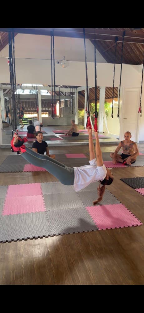 Tamu bergantung di tali gantung di studio Gravity Stretching